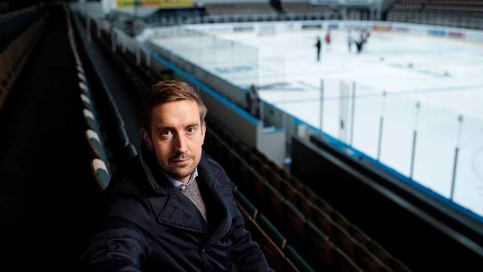 Erik Andersson tvingades sluta med ishockeyn efter en hjärnskakning. Nu hjälper han andra drabbade.