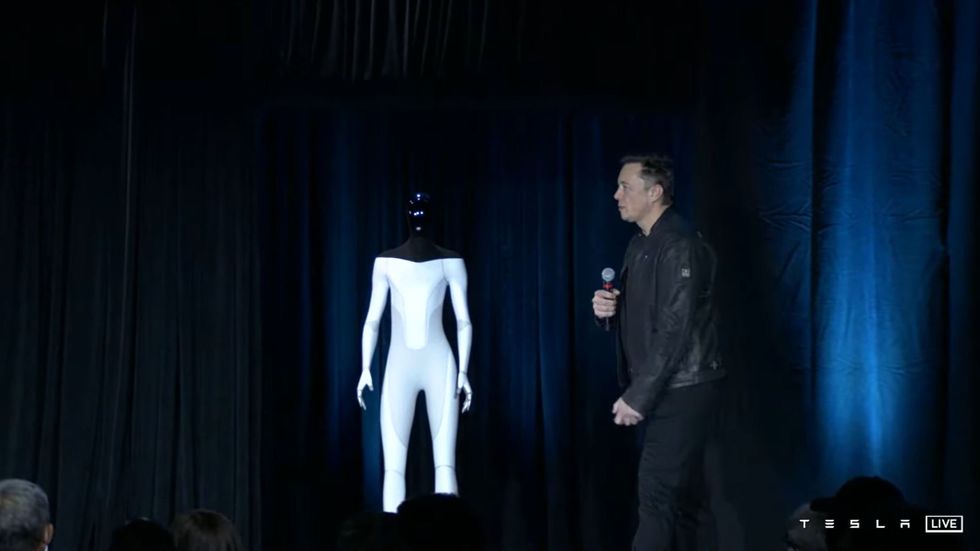 Elon Musk vid presentationen av "Tesla Bot". Stillbild från företagets livesändning.