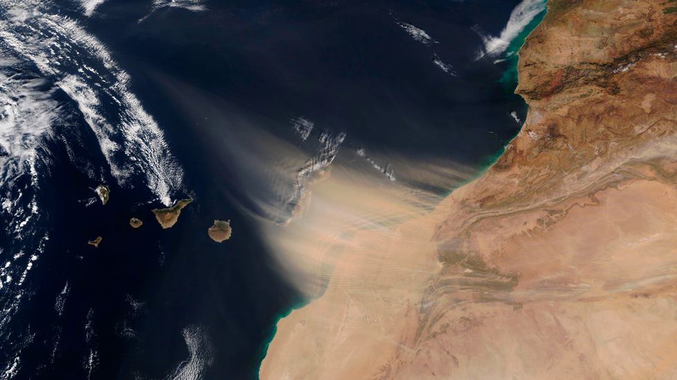 En satellitbild på en sandstorm ut mot Kanarieöarna för två år sedan.