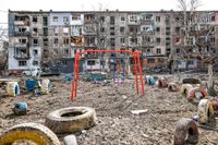En ödelagd gårdsplan intill ett lägenhetskomplex i Mariupol, Ukraina.