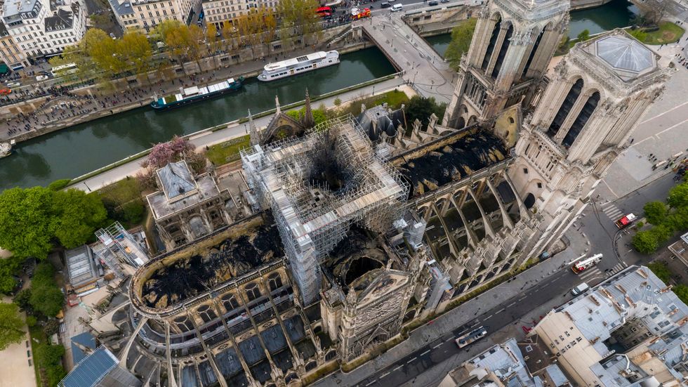 Bly spreds från branden i Notre-Dame. Arkivbild.