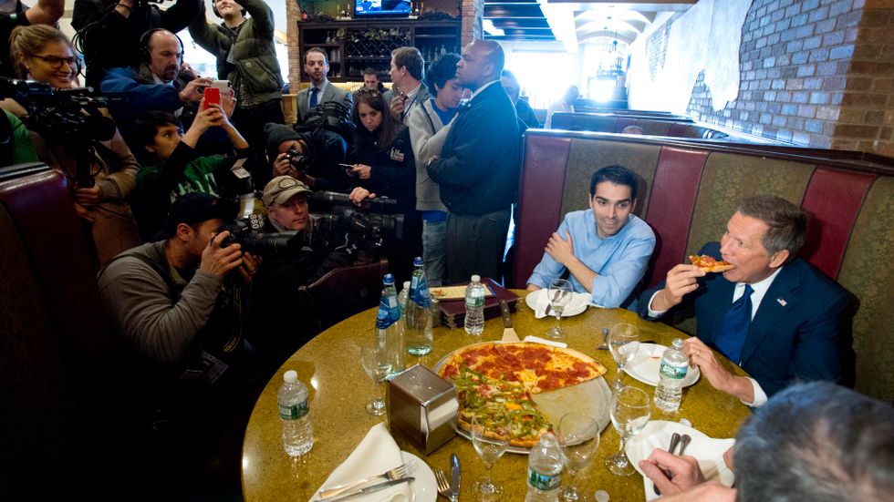 John Kasich äter pizza på Gino’s Pizzeria i Queens i mars 2016.