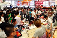 En uppretad folkmassa sprider förstörelse i en japanskfinansierad shoppinggalleria i den kinesiska staden Qingdao. Tvisten mellan Kina och Japan om en ö-grupp har rört upp känslorna rejält.