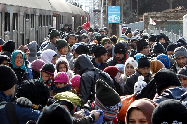 Asylsökande anländer till ett mottagningscenter i Tabanovce i Makedonien, på sin väg mot Österrike eller Tyskland.