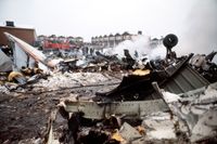 Räddningspersonal har kommit till platsen för flygolyckan i Kälvesta 1977.