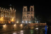 Den franska katedralen Notre-Dame. Bilden är från den 16 december i år efter att katedralen nyligen lysts upp för första gången sedan den eldhärjades i april 2019. Men någon julmässa blir det inte i år i Notre-Dame.