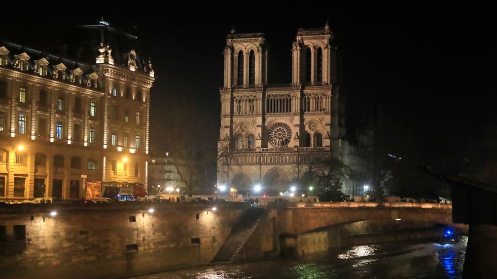 Den franska katedralen Notre-Dame. Bilden är från den 16 december i år efter att katedralen nyligen lysts upp för första gången sedan den eldhärjades i april 2019. Men någon julmässa blir det inte i år i Notre-Dame.