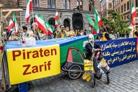 Flera exiliranier protesterade mot Margot Wallströms möte med utrikesminister Javad Zarif på tisdagen. Här ett 30-tal från Folkets mujahedin, som bland annat ropade att Zarif är terrorist. Folkets mujahedin var själva terrorstämplade av EU fram till 2009 och av USA fram till 2012.