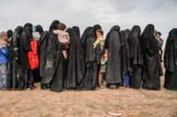 Kvinnor och barn som evakuerats från IS-territorium i Syrien.