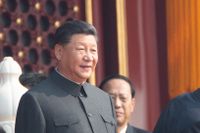 Kinas president Xi Jinping till vänster centralt, och tidigare ledaren Jiang Zemin, under 70-årsjubiléet. 
