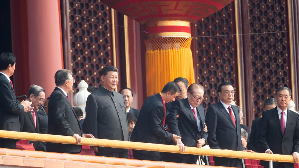 Kinas president Xi Jinping till vänster centralt, och tidigare ledaren Jiang Zemin, under 70-årsjubiléet. 