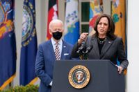 USA:s president Joe Biden lyssnar på vicepresident Kamala Harris när hon talar om virushjälppaketet i Vita husets rosenträdgård.