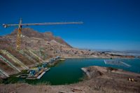 En ö av solpaneler i en damm i Chile. Skuggan från panelerna ska minska avdunstningen och temperaturen i vattnet. Arkivbild.