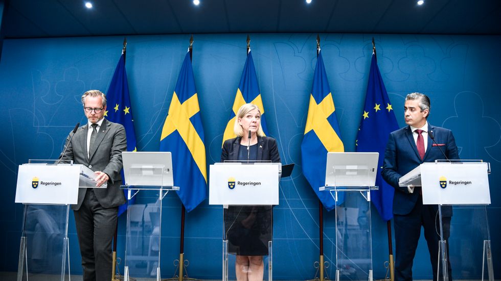 Finansminister Mikael Damberg, statsminister Magdalena Andersson och energi- och digitaliseringsminister Khashayar Farmanbar.