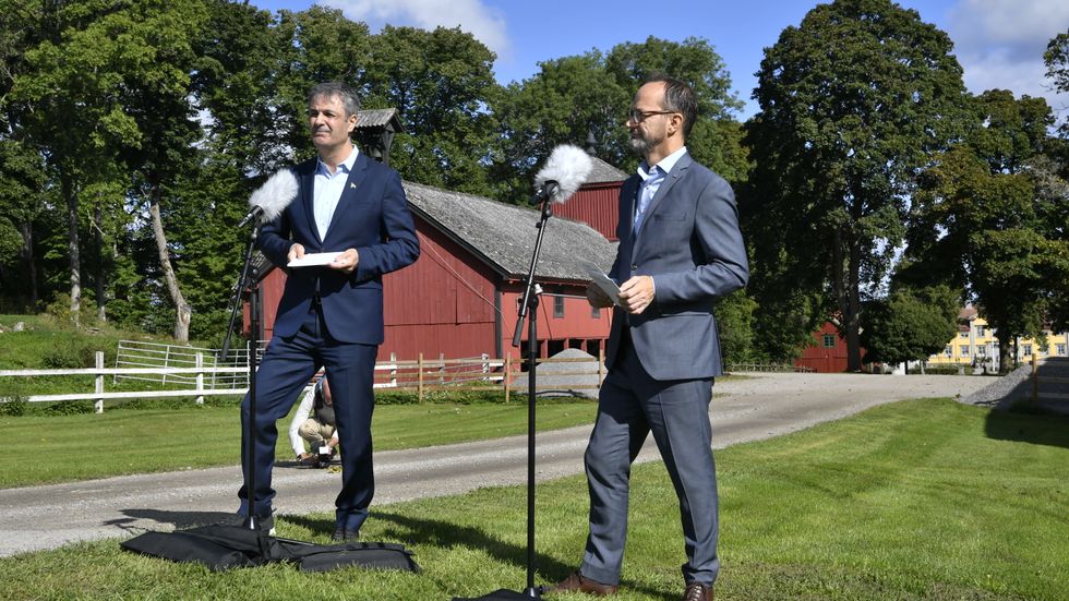 Näringsminister Ibrahim Baylan och infrastrukturminister Tomas Eneroth håller pressträff på Bjelkesta gård i Örsundsbro i Enköpings kommun.
