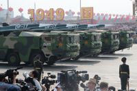 Militärfordon bärande ballistiska robotar i Peking under en militärparad 2019. Arkivbild.