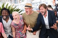 Ruben Östlund (t h) spexar inför kamerorna i Cannes tillsammans med skådespelarna (från vänster) Jean-Christophe Folly, Vicki Berlin och Woody Harrelson.