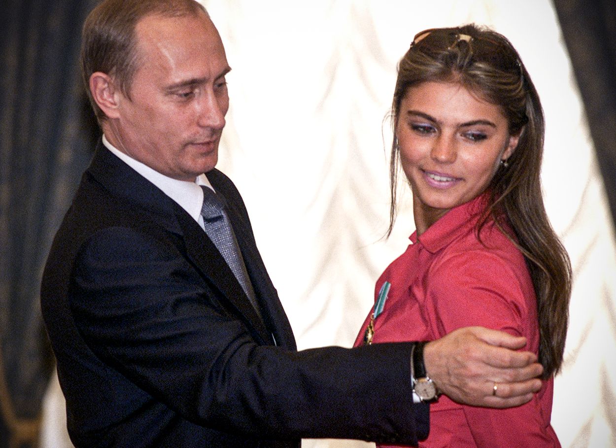 Putin och hans förmodade flickvän – Alina Kabajeva. Här då han delar ut en orden till henne 2001.