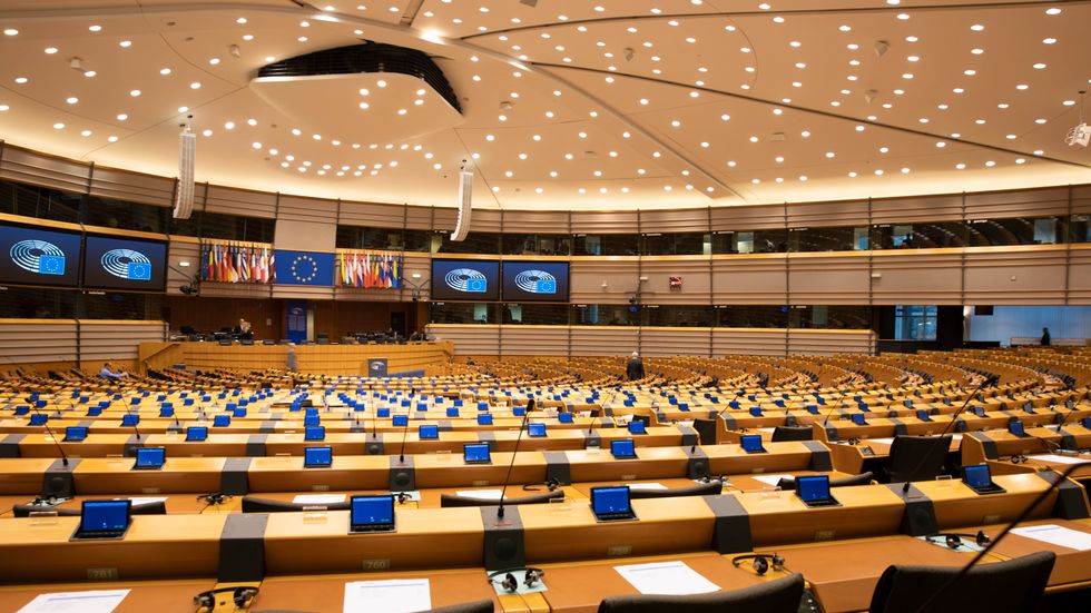 Parlamentariker i Bryssel jobbar och röstar hemifrån sedan flera veckor. Bilden från EU-parlamentet är från 10 mars.