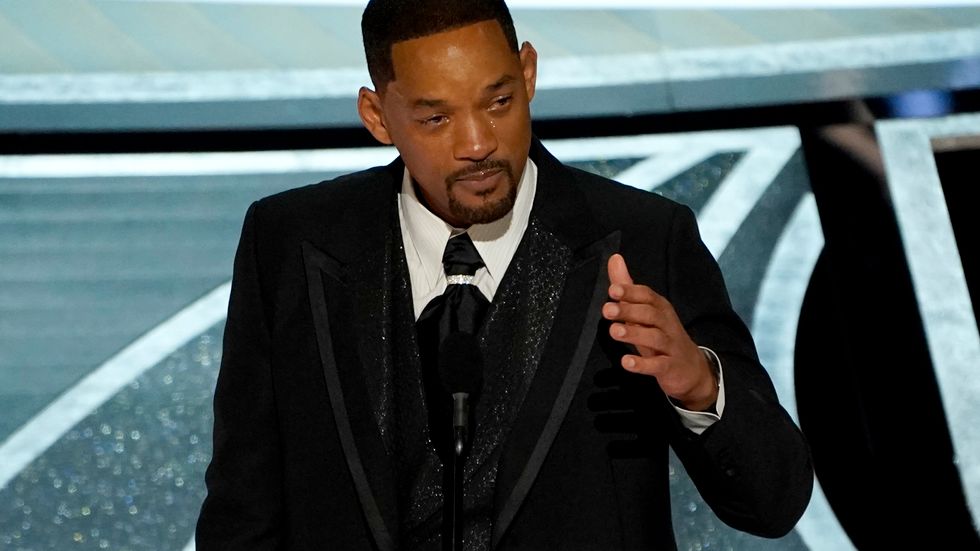 Will Smith fick ta emot en Oscar bara halvtimmen efter det att han slagit till Chris Rock på samma scen. Bild från Oscarsgalan natten mot i måndags.