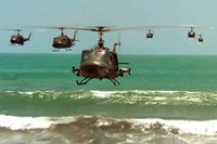 De anfallande helikoptrarna spelar upp ”Valkyrieritten” på högsta volym i ”Apocalypse now” (1979).