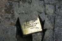 En minnessten över Förintelseoffret Davisco Asriel placeras på en gata i Berlin. Den 14 juni placeras tre sådana stenar på Stockholms gator.