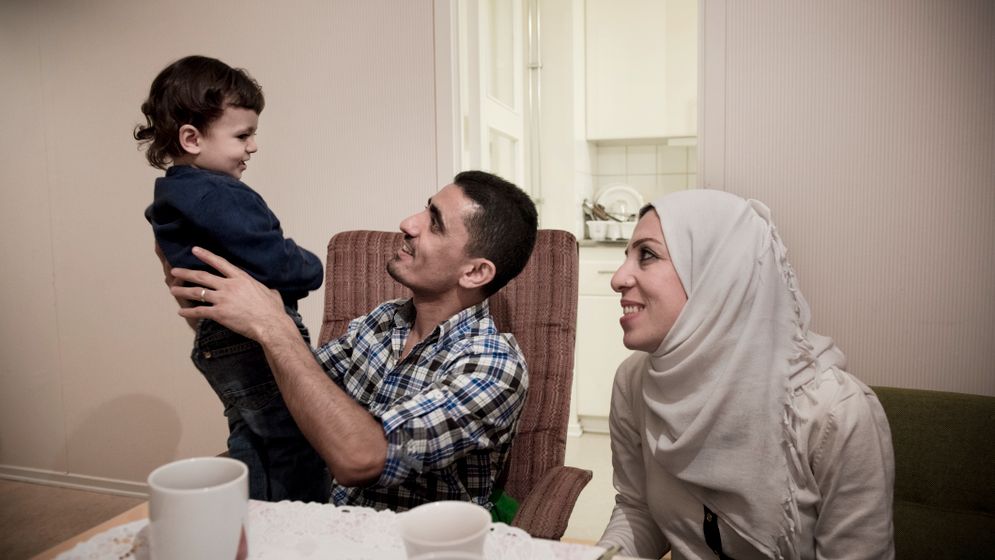 Tarek Swirakly med sin fru Abeer Albasir och sonen Ziad är glada - Ziad ska snart också få börja förskolan.