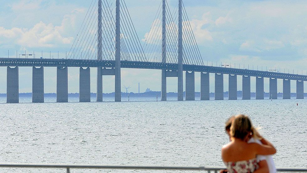 2010. Ett par omfamnar varandra vid Lemacken med Öresundsbron i bakgrunden.