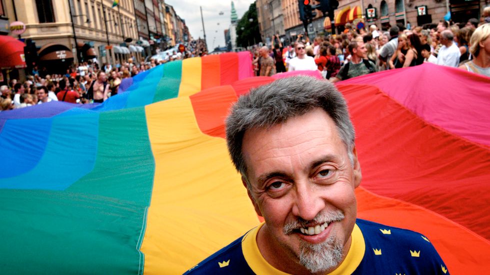 Gilbert Baker, som designade regnbågsflaggan, i Stockholms Prideparad 2003. Arkivbild.