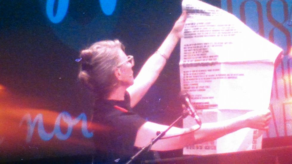 Lisa Robertson läser inför 700 i publiken på Rotterdams poesifestival 2016. Nu finns hennes uppmärksammade poem ”Vädret” i svensk översättning.