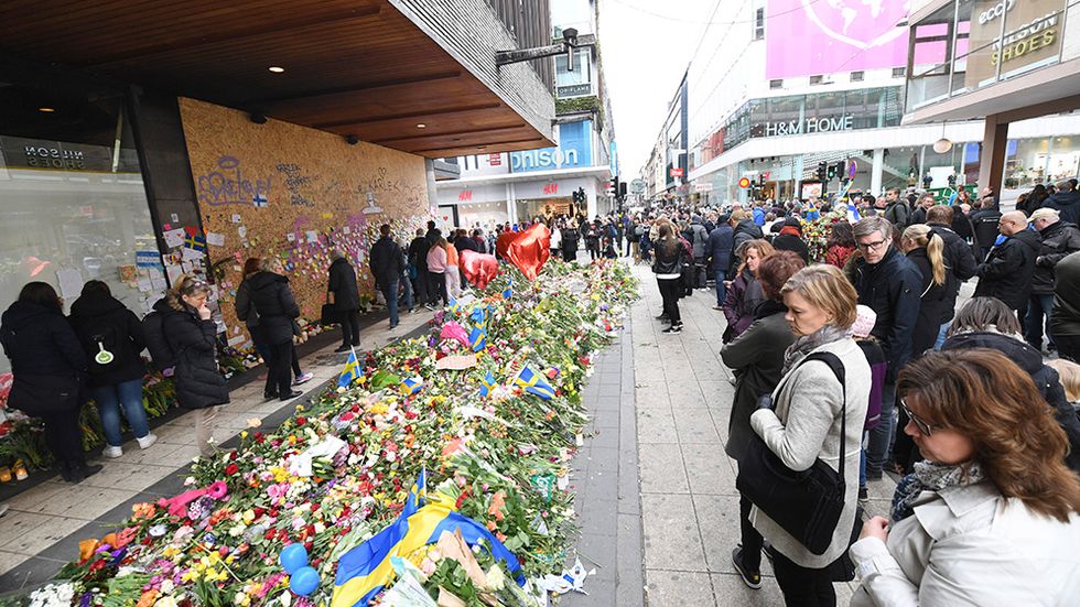 Blommor på Drottninggatan i Stockholm efter terrordådet den 7 april. 