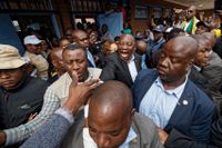 Cyril Ramaphosa möts av anhängare efter att ha avlagt sin röst i Soweto, förstad till Johannesburg. Bild från onsdagen, valdagen.