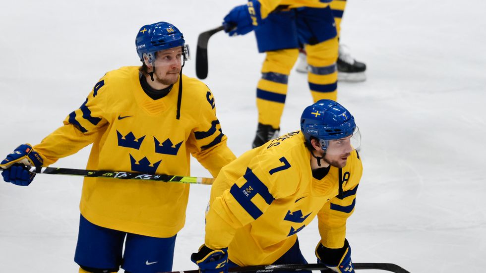 Sveriges Jonathan Pudas och Henrik Tömmernes deppar efter förlusten i semifinalmatchen mot ryssarna. 