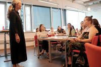 Läraren Christina Johnsson utbildar just nu ukrainska lärare på flykt i en ny introduktionskurs på Malmö universitet om det svenska skolsystemet för att de ska kunna arbeta i svenska skolor i höst.