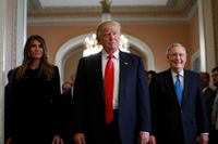 Donald Trump och hans fru Melania tillsammans med senatens majoritetsledare Mitch McConnell på Capitol Hill på torsdagen.