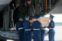 Kropparna från flygkatastrofen i Ukraina är nu på väg med flyg till Nederländerna.