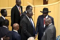 Sydsudans president Salva Kiir (i svart hatt) skakar hand med rebelledaren Riek Machar i Addis Abbeba, den 17 augusti.