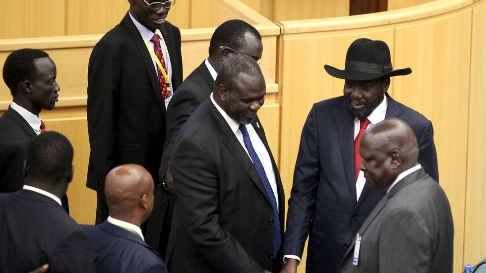 Sydsudans president Salva Kiir (i svart hatt) skakar hand med rebelledaren Riek Machar i Addis Abbeba, den 17 augusti.