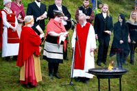 Överstepräst Hilmar Orn Hilmarsson leder en ceremoni för asatroende i Pingvellir nationalpark utanför Reykjavik.
