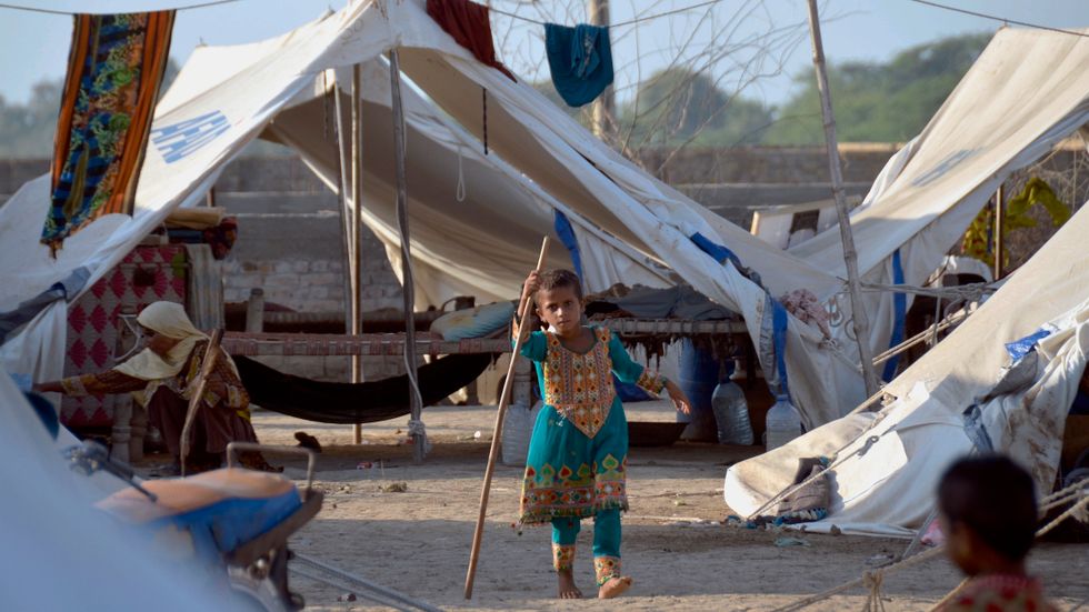 Nästan tre miljoner barn i Pakistan kan missa minst en termin i skolan på grund av att många skolor skadats i översvämningarna, enligt myndigheterna. Bilden togs i ett tältläger i Jaffarabad i provinsen Baluchistan i torsdags.