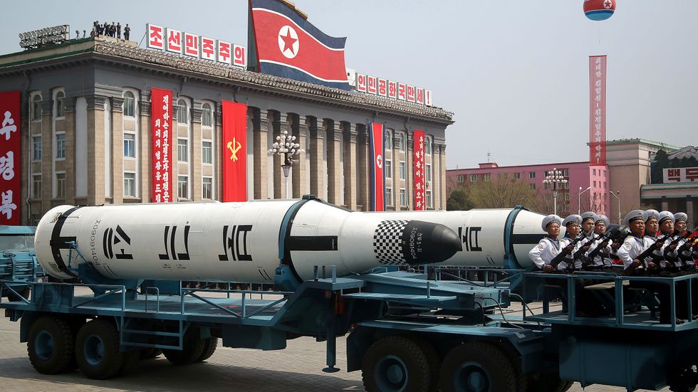 Nordkorea visade upp ballistiska robotar, av en typ som kan avfyras från ubåtar, i samband med högtiden Solens dag.