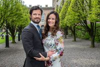 Prins Carl Philip och Sofia Hellqvist fotograferade på Stockholms slott i samband med TT:s intervju inför det kommande bröllopet.