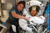 Astronauterna Christina Koch, till höger, och Jessica Meir förbereder sig för fredagens rymdpromenad. Bilden tagen den 4 oktober.