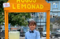 Många vill köpa Hugos hemgjorda citronlemonad, som han säljer på Vaxholms torg.  