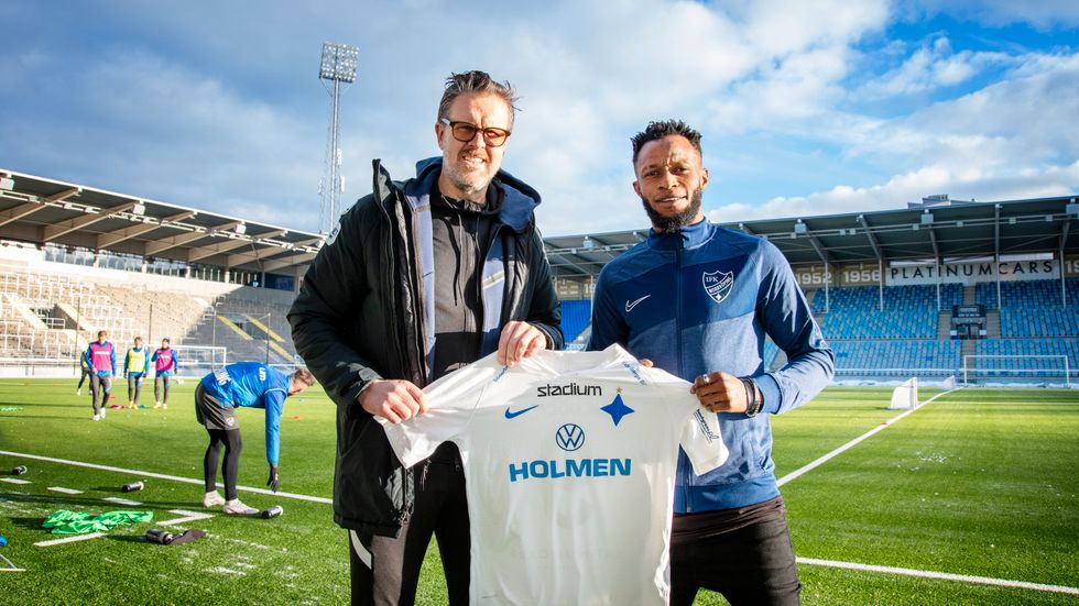 Tränaren Rikard Norling presenterar nyförvärvet Samuel Adegbenro från Rosenborg. Även islänningen Finnur Tómas Pálmason är klar för IFK Norrköping.