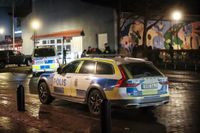 En man hittades på söndagskvällen skjuten i centrala Skarpnäck i södra Stockholm.