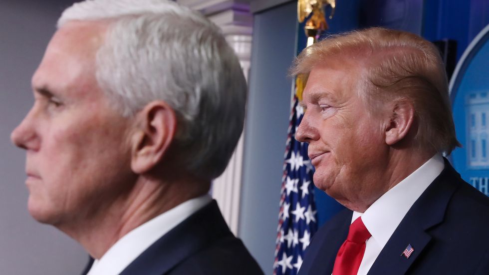 USA:s president Donald Trump har fryst betalningar till WHO under tiden en översyn genomförs. Till vänster vicepresident Mike Pence.