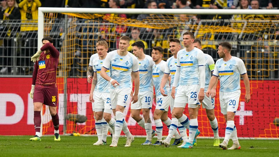 Dynamo Kiev, här under en välgörenhetsmatch mot Borussia Dortmund i våras, spelar för en plats i Champions League. Arkivbild.