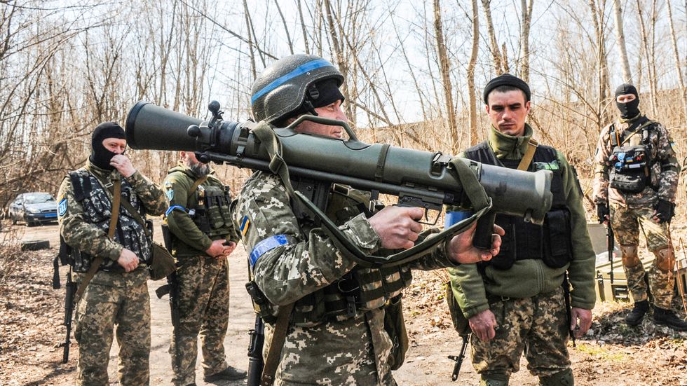 Ukrainska militärer med ett svenska vapensystemet Carl Gustaf M4, under en övning i närheten av Charkiv den 7 april i år. 