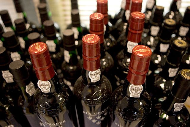 Stora vinflaskor leder till att varje låda vin väger nio kilo mer – och en normalcontainer blir närmare 10 000 kilo tyngre.